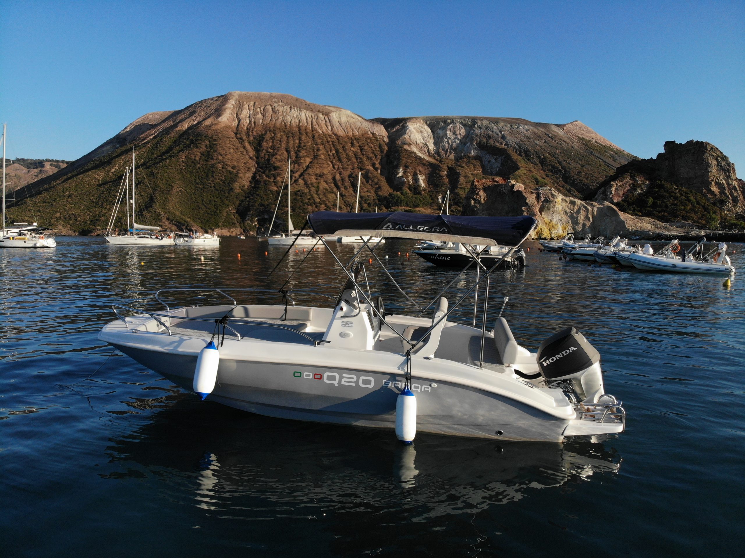 Barca senza patente nautica 40 cavalli in noleggio a Vulcano, Isole Eolie